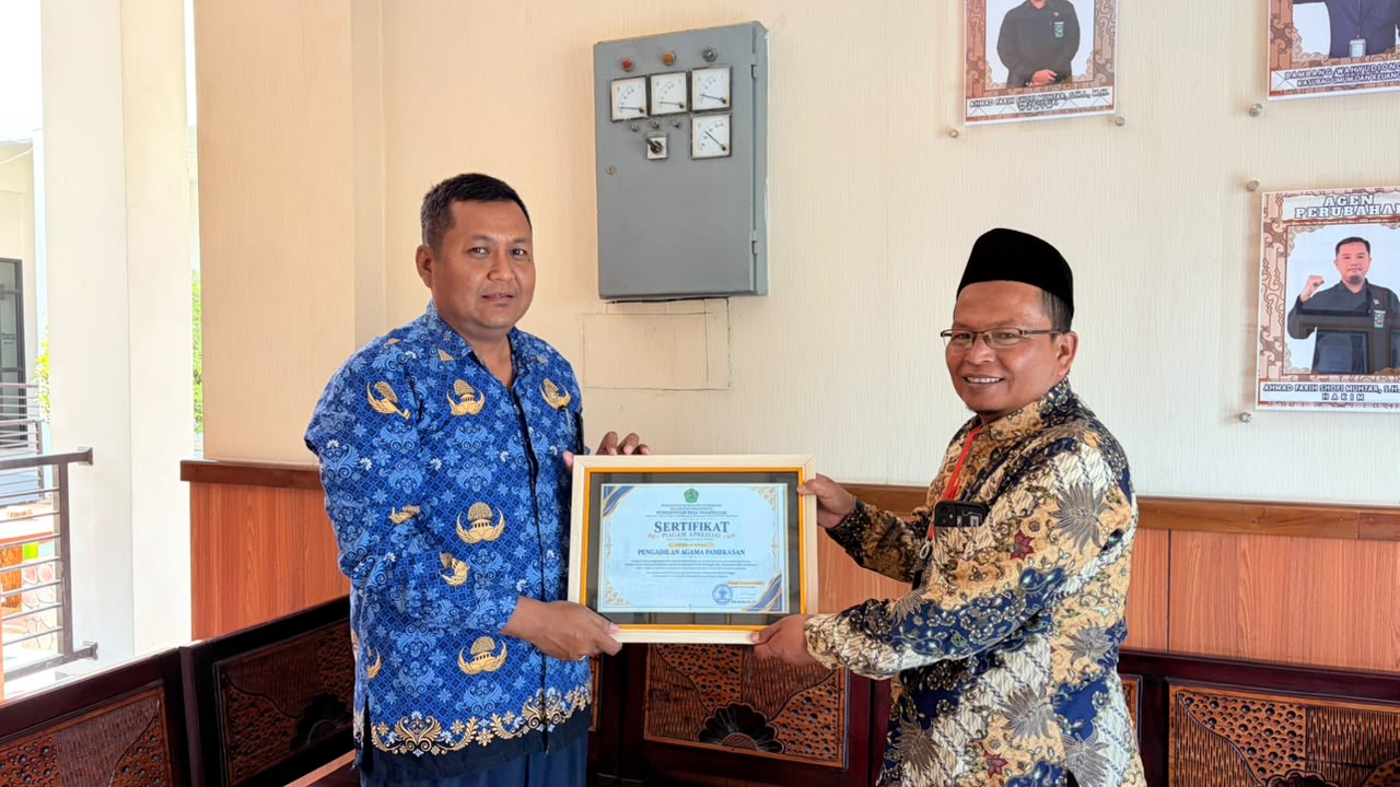 Pengadilan Agama Pamekasan Serahkan Salinan Penetapan dan Terima Sertifikat Kerja Sama dari Desa Pasanggar
