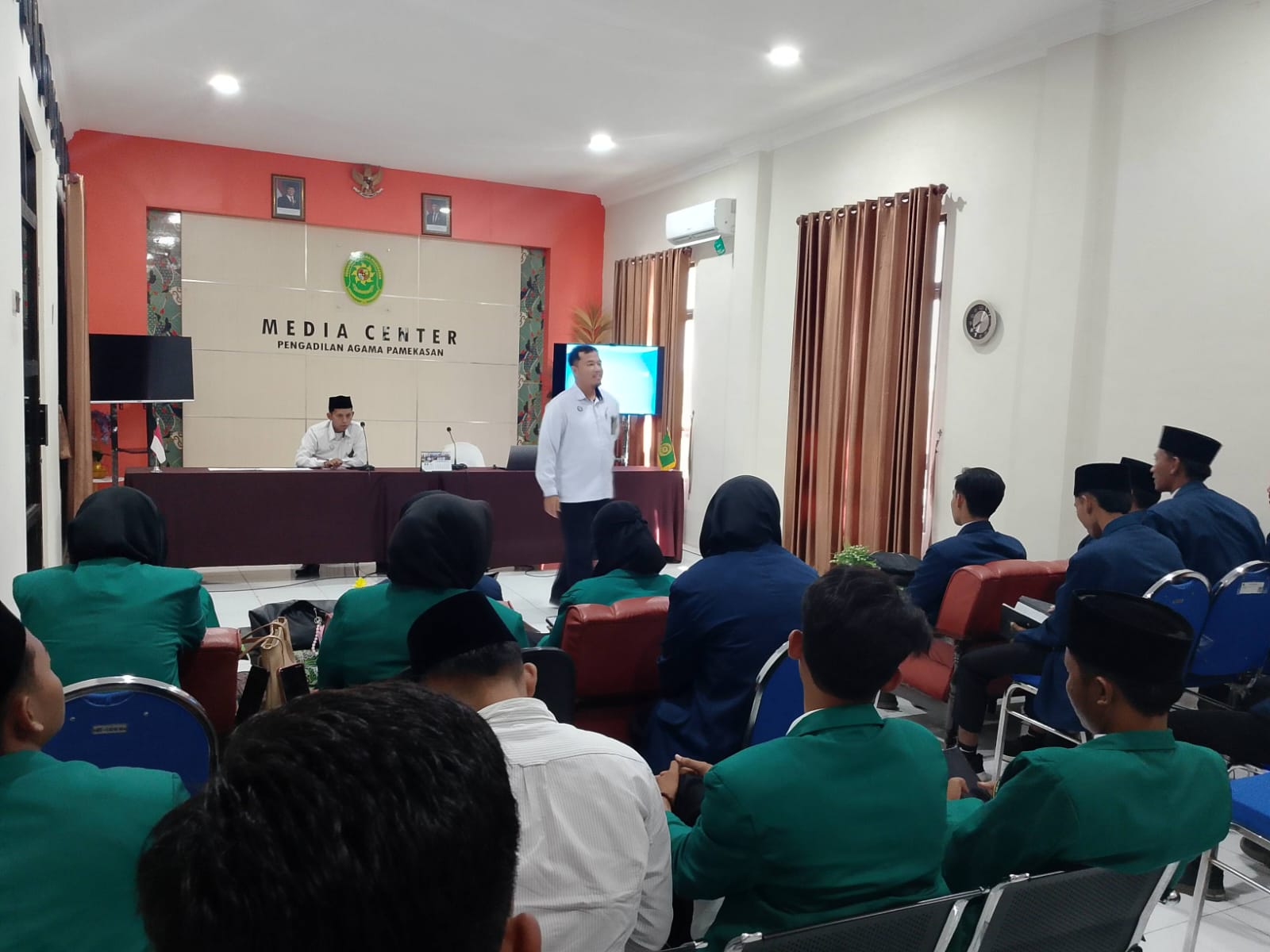 Hakim PA Pamekasan Berikan Pembekalan Administrasi Persidangan bagi Mahasiswa Magang UIN dan UIM Madura