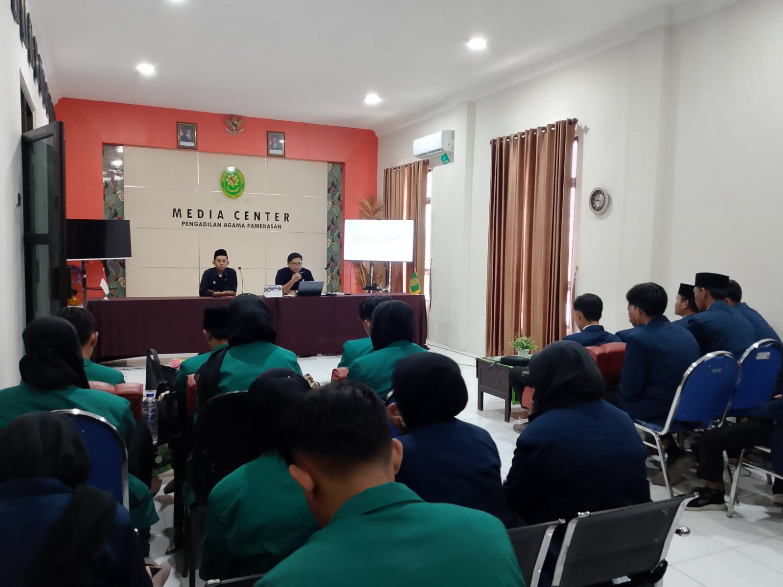 Hakim PA Pamekasan Berikan Pembekalan Hukum Acara Peradilan Agama untuk Mahasiswa Magang UIN Madura dan UIM